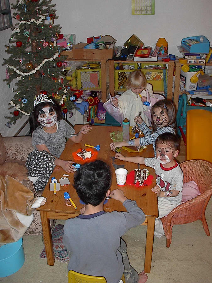 Image des enfants mangeant le g&acirc;teau